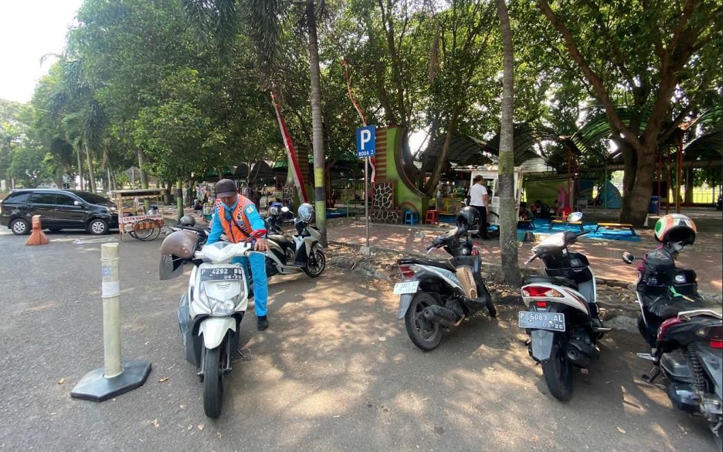 Juru-parkir-tampak-melayani-pelanggan-parkir-di-Alun-alun-Ki-Bagus-Asra.jpg