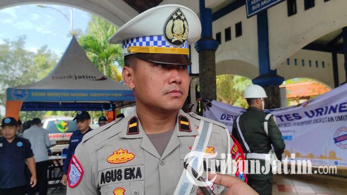 KBO-Satlantas-Polres-Tuban-Ipda-Agus-Eka-menjelaskan-kerusakan-Jalan-Tuban-Babat.jpg