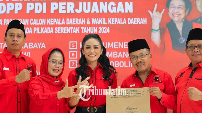 KD-didampingi-Punjul-Santoso-dan-para-pengurus-menerima-surat-tugas-dari-PDI-Perjuangan.jpg