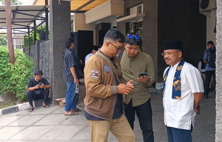 KENANG-MENDIANG-Kerabat-Renville-Antonio-Jalaluddin-Alham-putih-saat-ditemui-di-rumah-duka.jpg