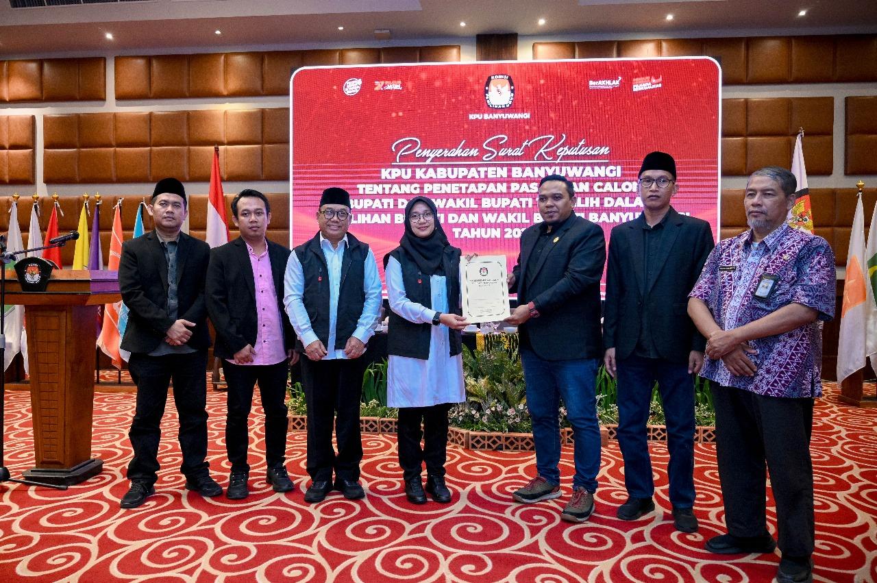 KEPALA-DAERAH-TERPILIH-Ipuk-Fiestiandani-dan-Mujiono-resmi-menerima-surat-keputusan.jpg
