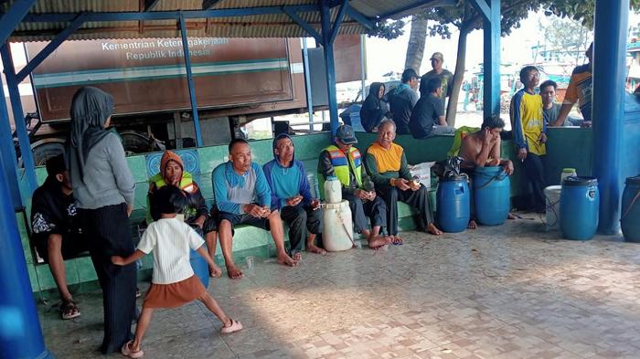 KMN-Semi-Jaya-asal-Lamongan-mengalami-kecelakaan-menabrak-kapal-tongkang-hingga-tenggelam.jpg