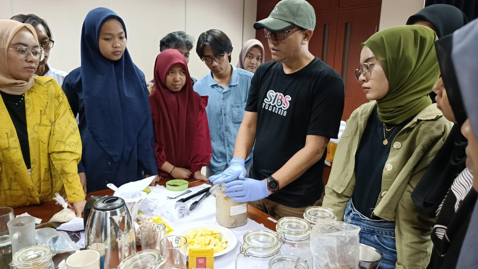 Ikuti Pelatihan Pembuatan Kombucha, Mahasiswa UT Malang Semangat Mengenal Dunia Bioteknologi