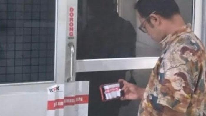 KPK-geledah-Kantor-BPPD-Sidoarjo-Sejumlah-ruangan-disegel-KPK-Segel-Kantor-BPPD-Sidoarjo.jpg