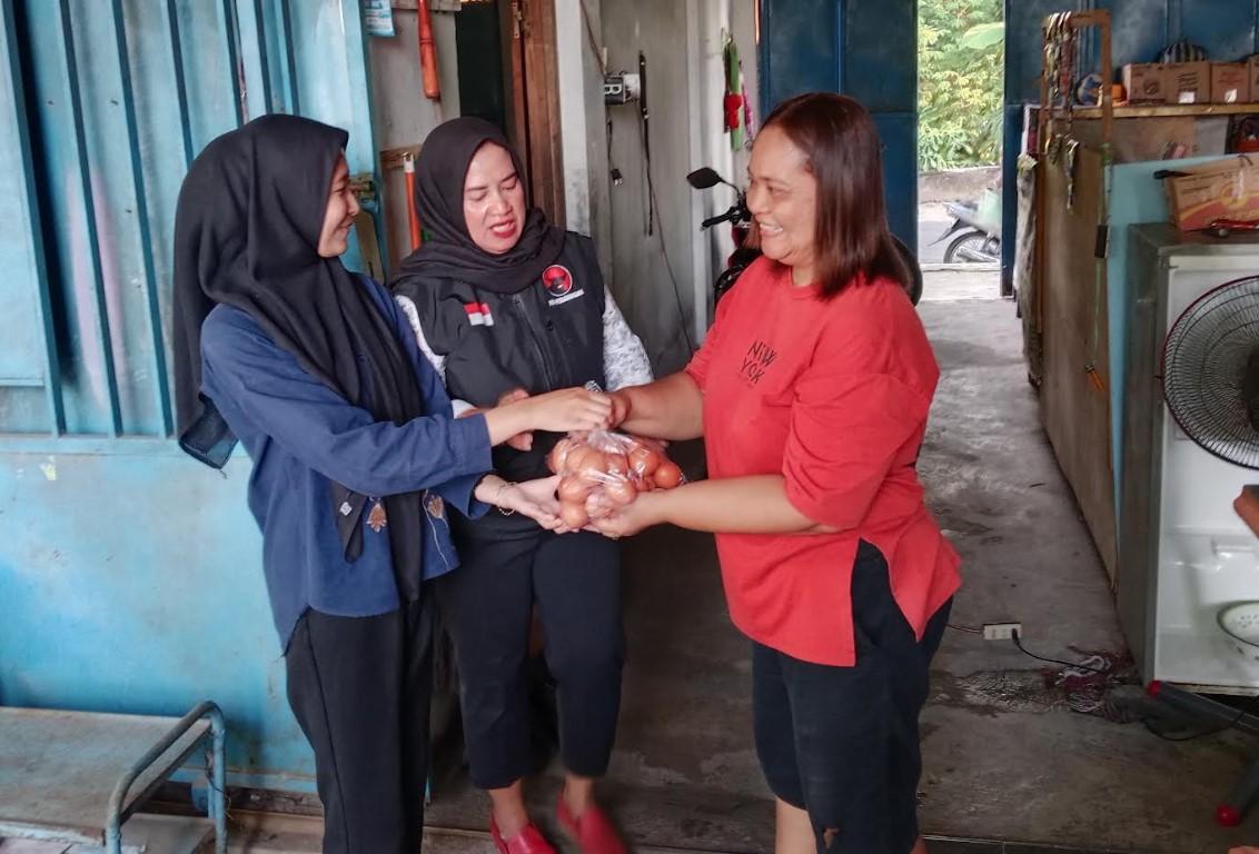 Kader-DPC-PDI-Perjuangan-Magetan-Bagikan-Setengah-Ton-Telur.jpg