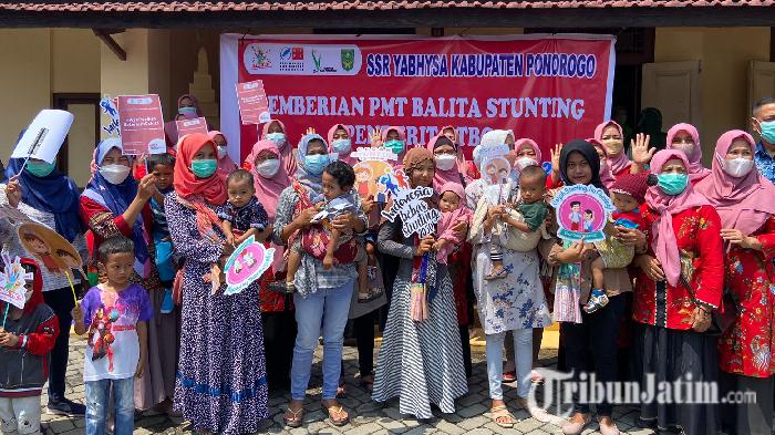 Kader-YABHYSA-Ponorogo-bersama-anak-stunting-penderita-TBC-yang-dipantau-kesehatannya.jpg