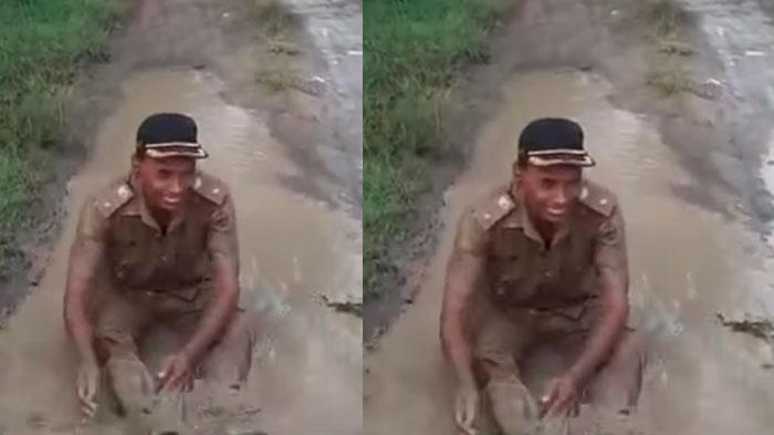 Kades-Narso-Mandi-Lumpur-Pakai-Seragam-Dinas-untuk-Protes-Jalan-Rusak-Kepleset-saat-Berangkat-Kerja.jpg