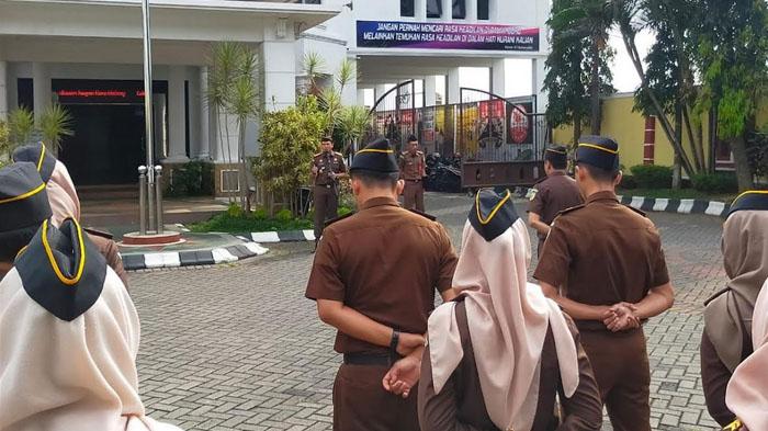 Wujudkan Pelayanan Prima, Kajari Kota Malang Sematkan Pin Core Value pada Seluruh Jaksa dan Pegawai