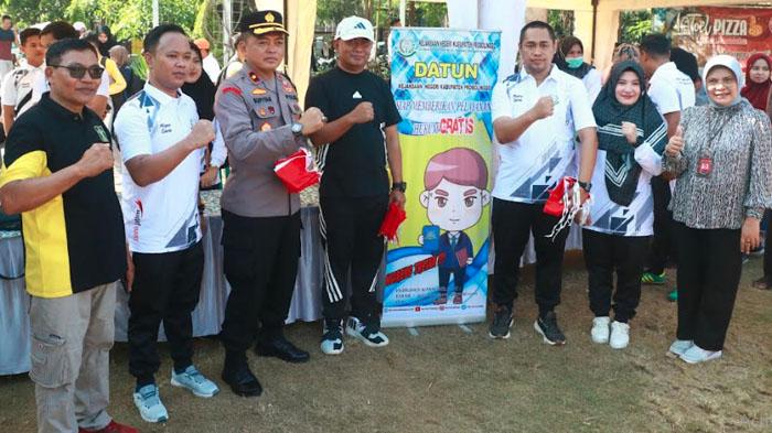 Kajari-Probolinggo-Ahmad-Nuril-Alam-dan-Pj-Bupati-Probolinggo-Ugas-Irwanto-di-pasar-murah.jpg