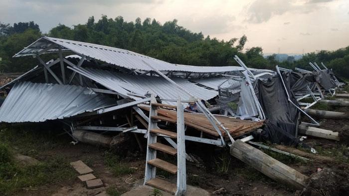 Kandang Ayam di Mojokerto Ambruk Dihempas Angin Kencang, Atap Galvalum dan Pondasi Beton Roboh