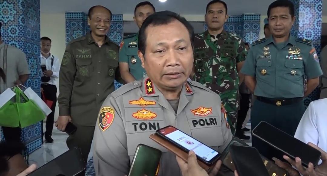 Kapolda-Jatim-Irjen-Pol-Toni-Harmanto-usai-Rapat-Koordinasi-Operasi-Ketupat-Semeru-2023.jpg