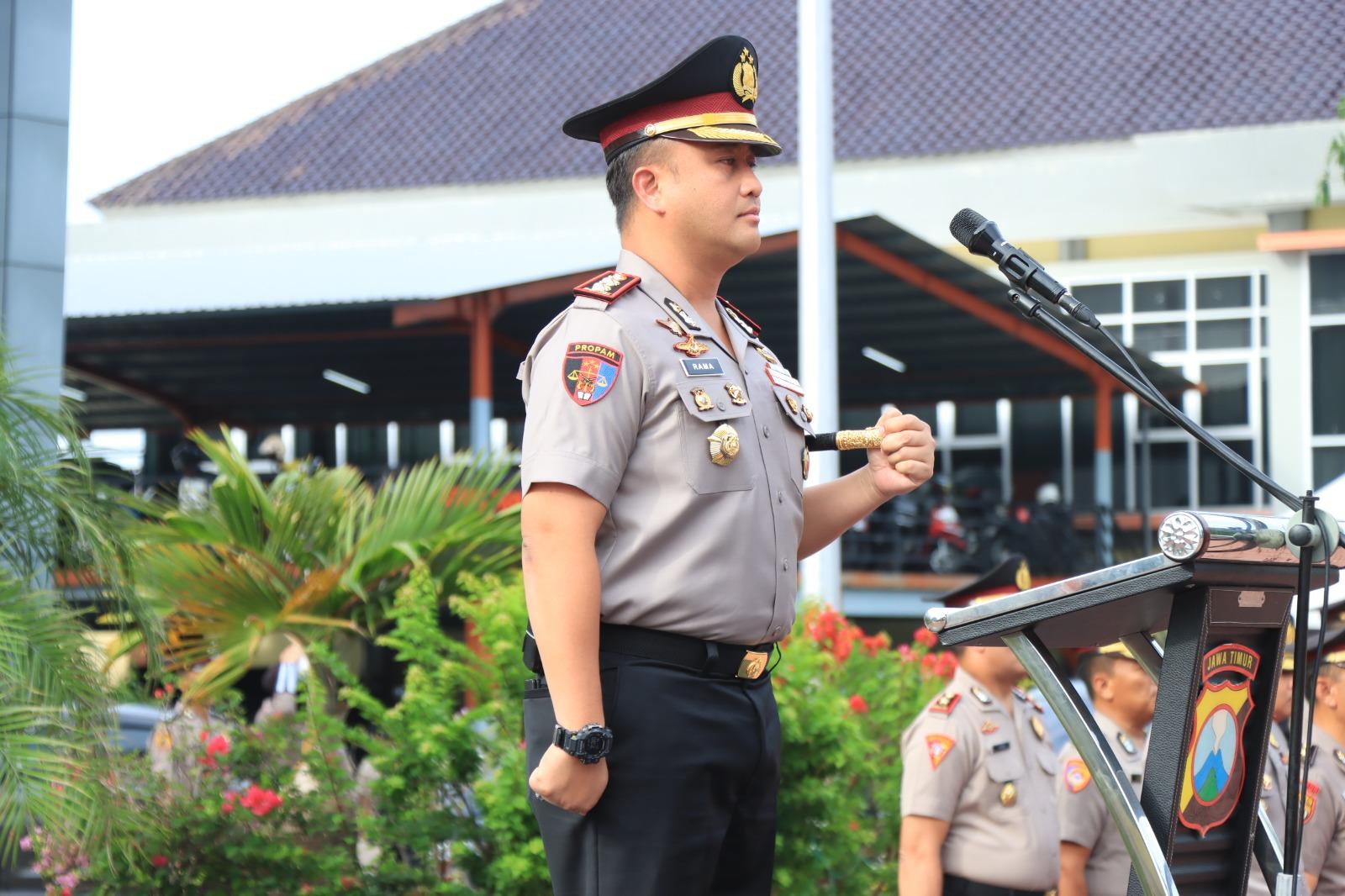 Kapolres-Gresik-AKBP-Ramadhan-Nasution-saat-memimpin-apel-perdana.jpg