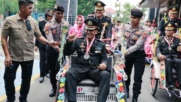 Kapolres-Jombang-AKBP-Ardi-Kurniawan-mengayuh-becak-mengantarkan-pensiunan-polisi-ke-depan-gerbang.jpg