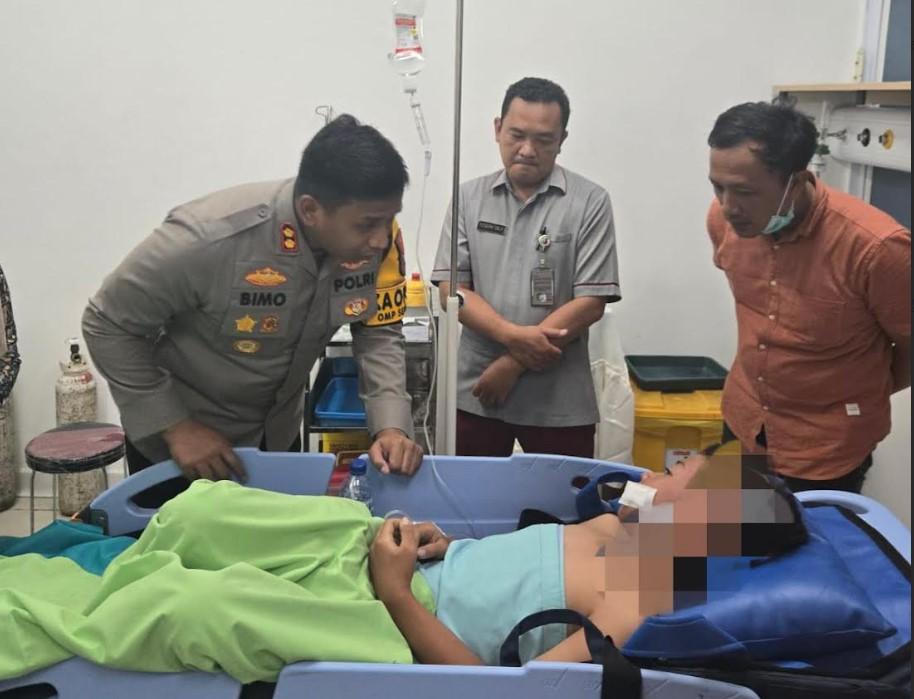 Kapolres-Kediri-AKBP-Bimo-saat-menjenguk-Samuel-Putra-Yordaniel-di-RS-Bhayangkara-Kota-Kediri.jpg