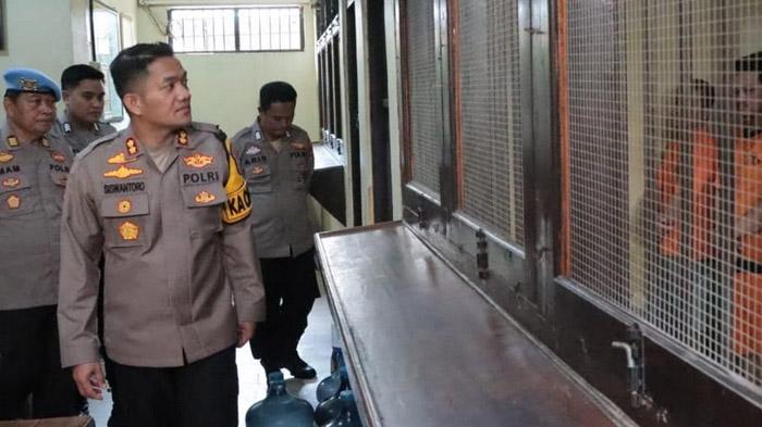 Kapolres-Nganjuk-AKBP-Siswantoro-beserta-jajaran-tengah-melakukan-pengecekan-ruang-tahanan.jpg