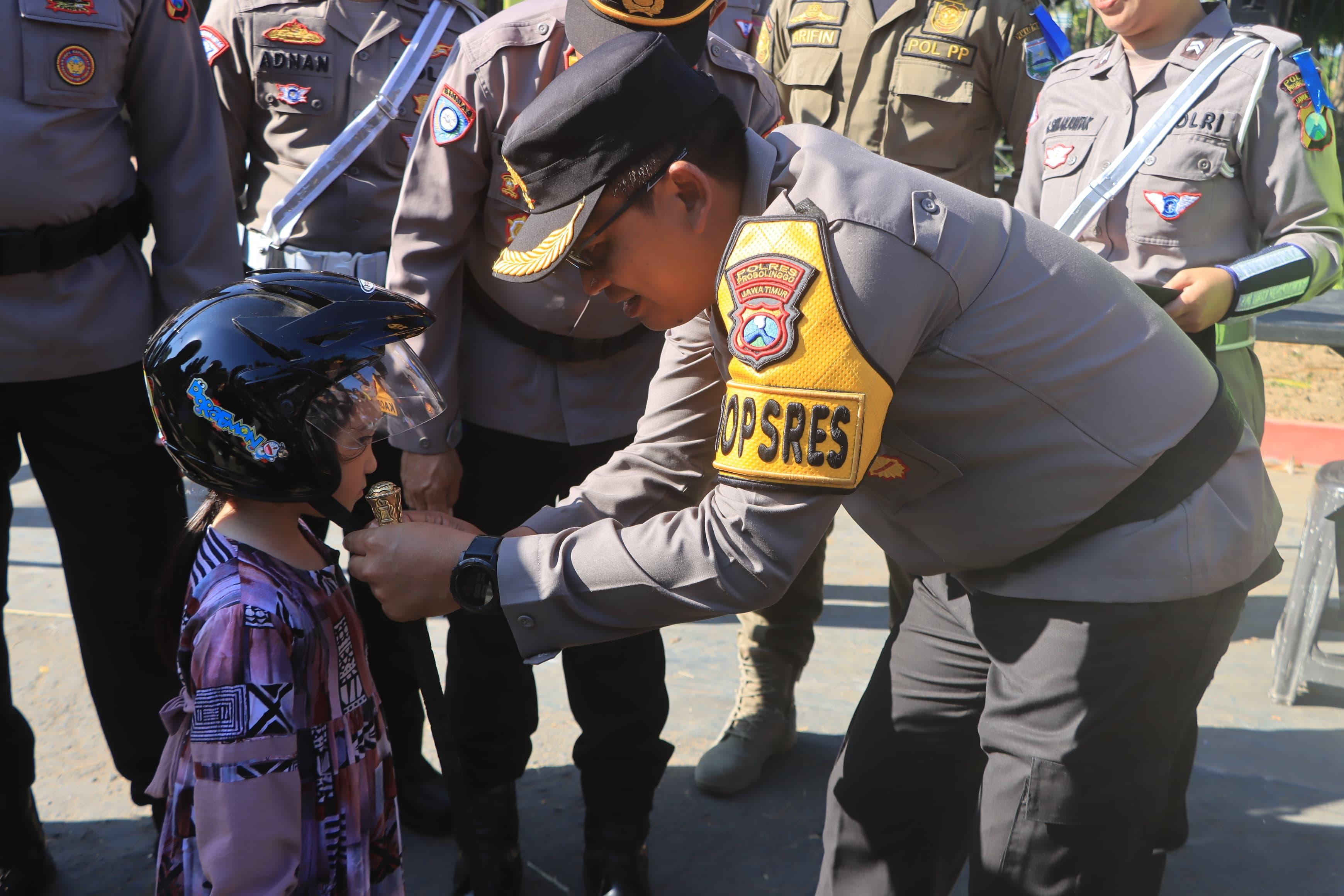 Kapolres-Probolinggo-AKBP-Wisnu-Wardana-saat-memberikan-helm-gratis.jpg