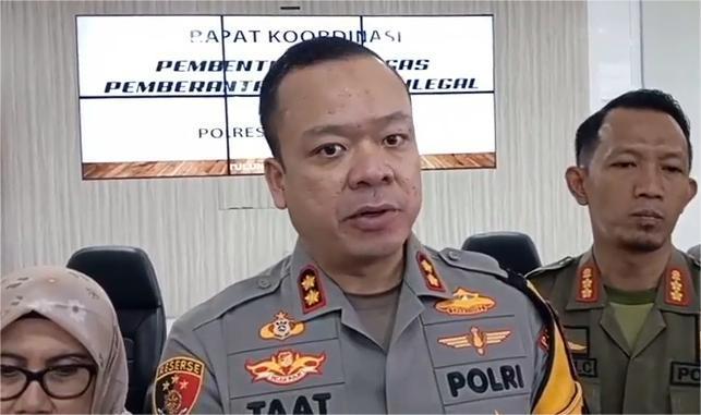 Kapolres-Tulungagung-AKBP-Taat-Resdi-menyampaikan-perkembangan-kasus-pencabulan-bapak-kamar.jpg