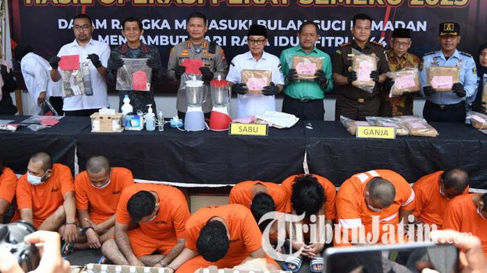 Kapolresta-Malang-Kota-Kombes-Pol-Budi-Hermanto-menunjukkan-barang-bukti-Operasi-Pekat-Semeru-2023.jpg