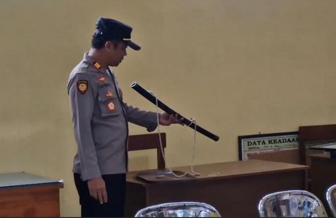 Breaking News: SMK Al Inabah di Ponorogo Diobok-obok, Pelaku Tinggalkan Pedang Katana di Atas Lemari