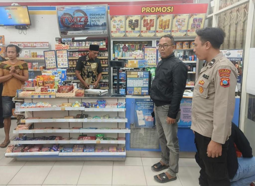 Kapolsek-Pucuk-AKP-Suud-bersama-anggota-melakukan-olah-TKP.jpg