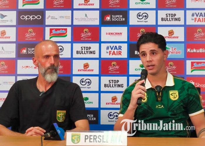 Kapten-Persebaya-Surabaya-Bruno-Moreira-dan-Pelatih-Persebaya-Eduardo-Perez-saat-jumpa-pers-2025.jpg