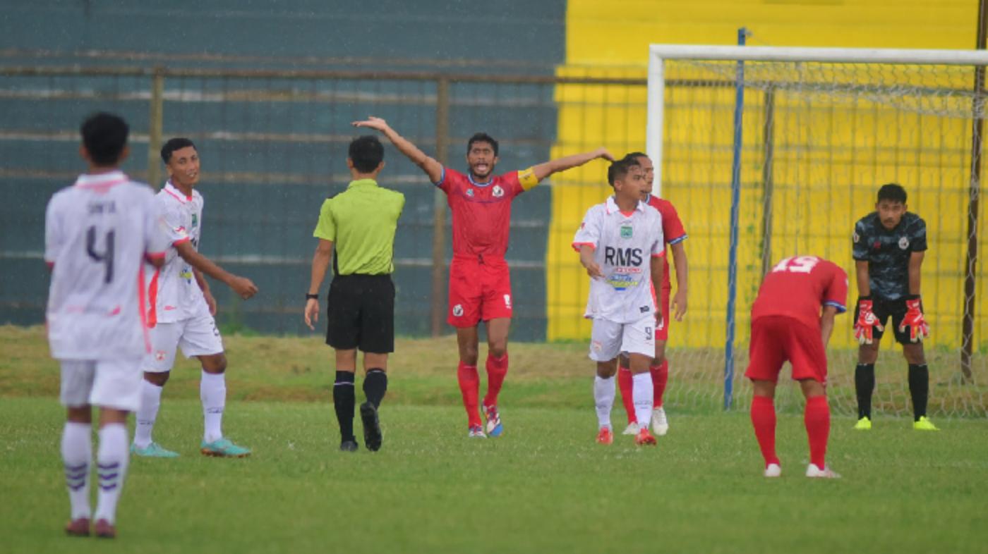 Kapten-tim-NZR-Sumbersari-FC-Gedhong-merah-saat-protes-wasit.jpg
