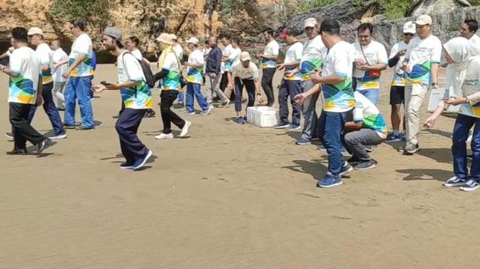 Karyawan-PT-PLN-Nusantara-Power-UP-Pacitan-Lepaskan-Ratusan-Anak-Penyu-ke-Pantai.jpg
