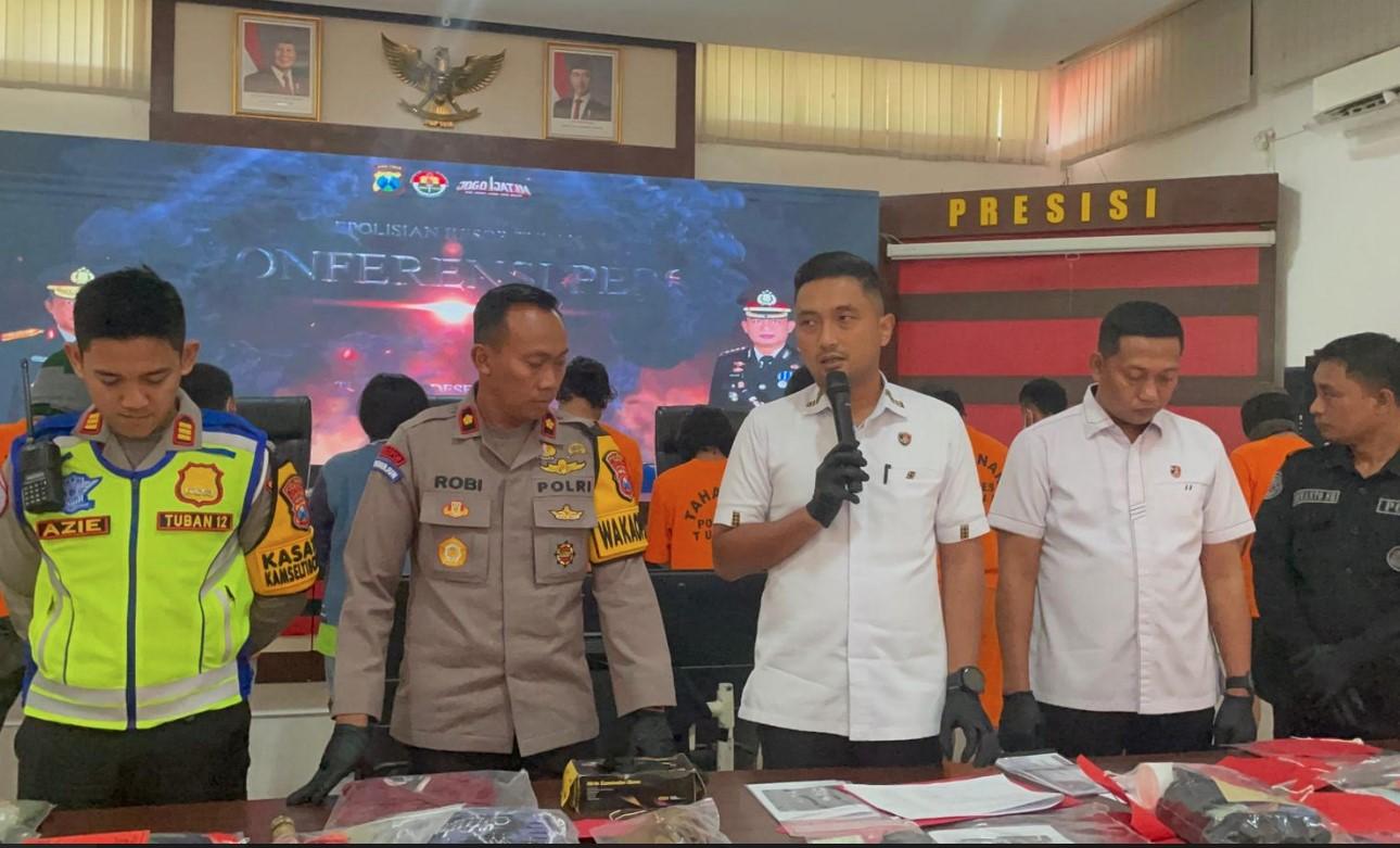 Kasat-Reskrim-Polres-Tuban-AKP-Bobby-Wirawan-Wicaksono-Elsam-didampingi-Wakapolres-Tuban.jpg