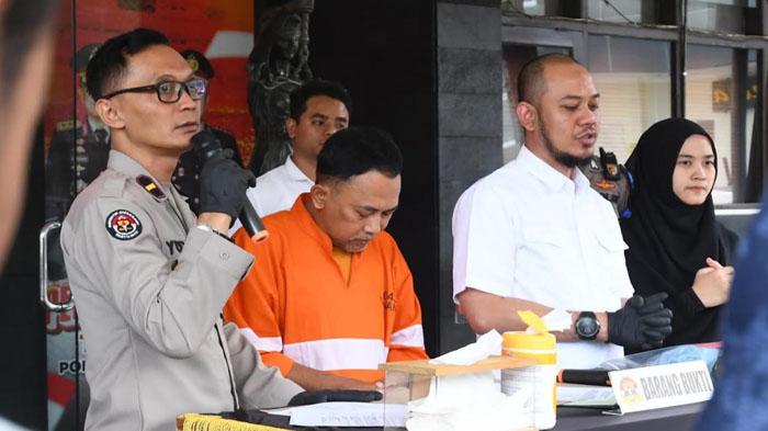 Kasat-Reskrim-Polresta-Malang-Kota-Kompol-Danang-Yudanto-didampingi-Kasi-Humas-Polresta.jpg