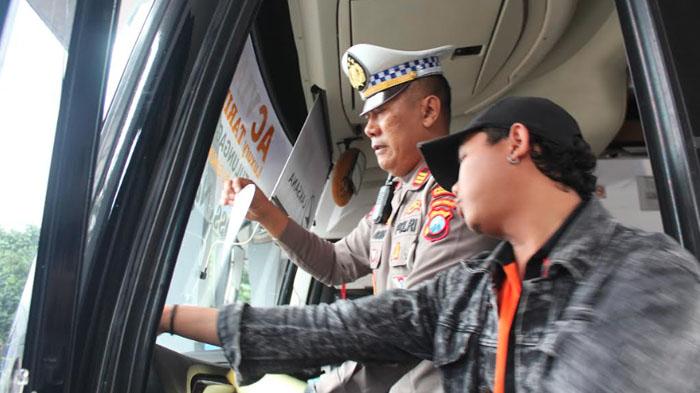 Kasatlantas-Polres-Trenggalek-AKP-Agus-Prayitno-melakukan-ramp-check-di-Terminal-Surodakan.jpg