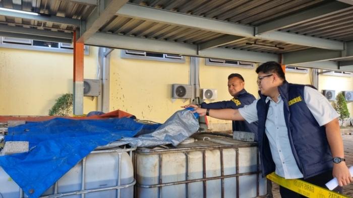 Kasatreskrim-Polres-Gresik-AKP-Arya-Widjaya-menunjukkan-solar.jpg