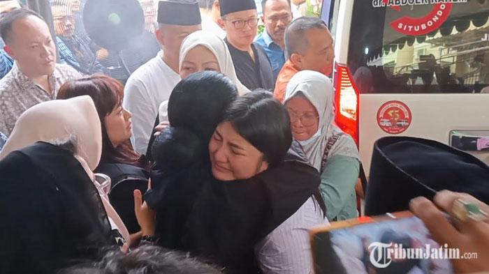 Kayla-putri-dari-Bendahara-Umum-Partai-Demokrat-Renville-Antonio-saat-tiba-di-rumah-duka.jpg
