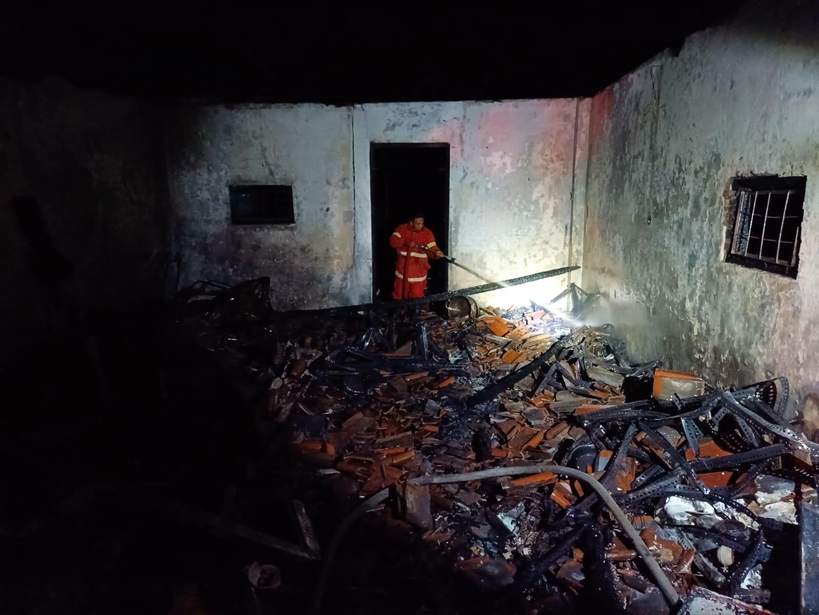 Si Jago Merah Mengamuk, Toko Sekaligus Rumah Warga di Banyuwangi Ludes Terbakar, Kerugian Rp750 Juta