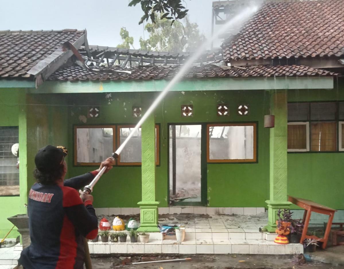 Kebakaran-di-gedung-perpustakaan-SDN-Pelem-2-Pare-Kediri.jpg