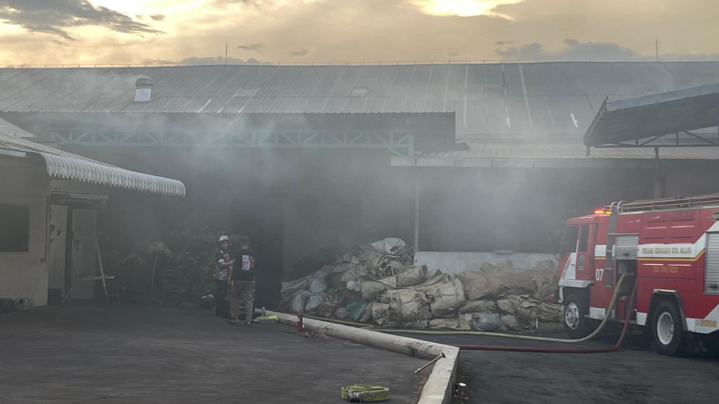 Kebakaran-melanda-gudang-pabrik-rokok-di-daerah-Buring-kecamatan-Kedungkandang.jpg
