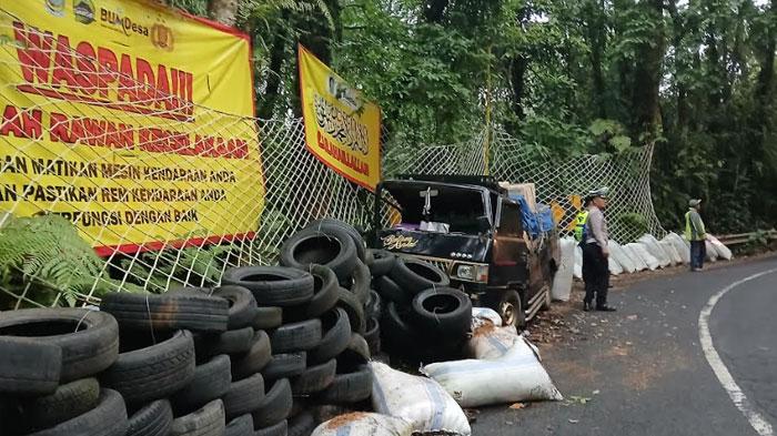 Kecelakaan-di-Jalur-Alternatif-Bondowoso-Banyuwangi-Pikap-Tabrak-Rem-Blong-Tabrak-Pembatas-Jalan.jpg