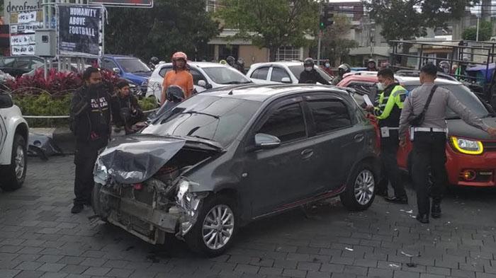 Kecelakaan-di-Malang-dua-mobil-di-pertigaan-depan-PLN-Kota-Malang-saling-bertabrakan.jpg