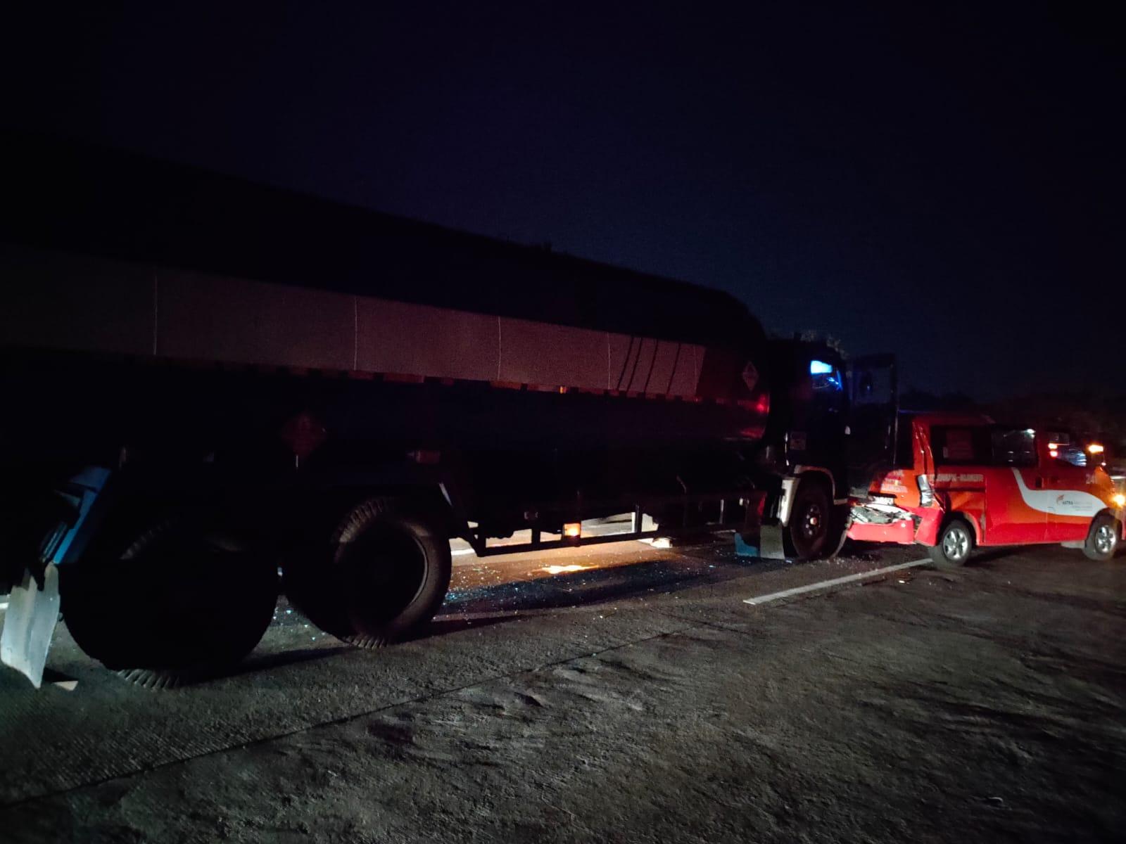 Kecelakaan-di-Tol-Jombang-Mojokerto-Truk-Tangki-Hantam-Mobil-Patroli.jpg