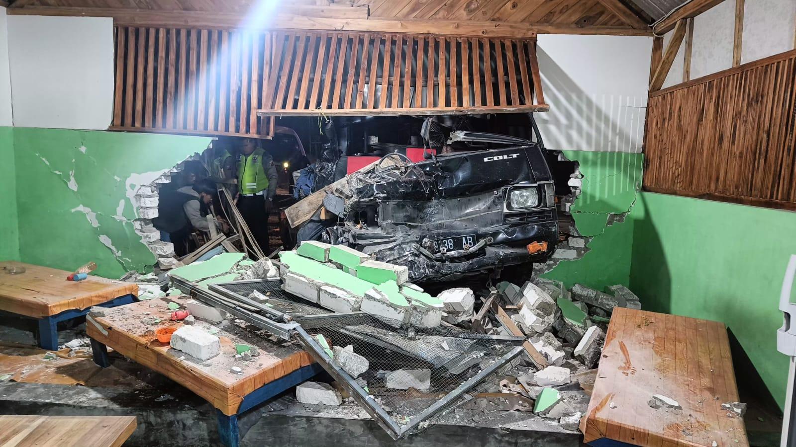 Kecelakaan Maut Pikap vs Truk di Tuban, Mobil Oleng Lalu Tabrak Rumah, Sopir Tewas di TKP