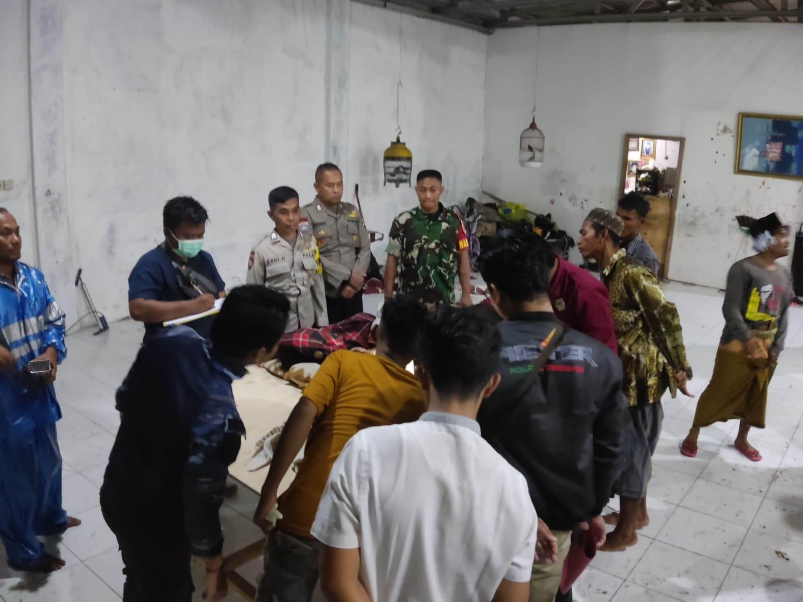 Kedua-Jasad-Korban-saat-Dievakuasi-oleh-Petugas-Kepolisian.jpg