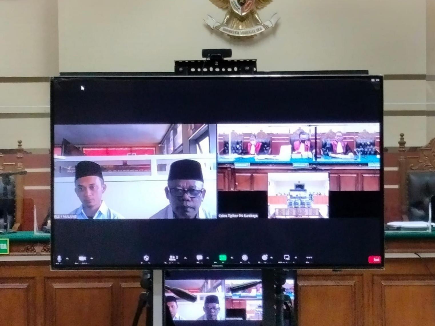 Kedua-terdakwa-saat-mengikuti-sidang-di-Pengadilan-Tipikor-Surabaya-secara-daring.jpg