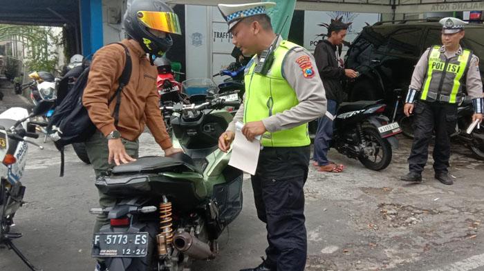 Kegiatan-penindakan-knalpot-brong-di-Simpang-Jalan-Bandung-Kota-Malang.jpg