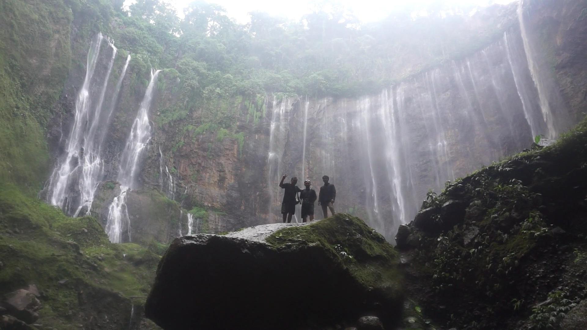 Keindahan-Air-Terjun-Tumpak-Sewu-Pronojiwo-Kabupaten-Lumajang.jpg