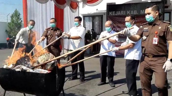 Musnahkan Ribuan Butir Pil Koplo dan HP, Kejari Sebut Madiun Masih Jadi Sasaran Pasar Bandar Narkoba