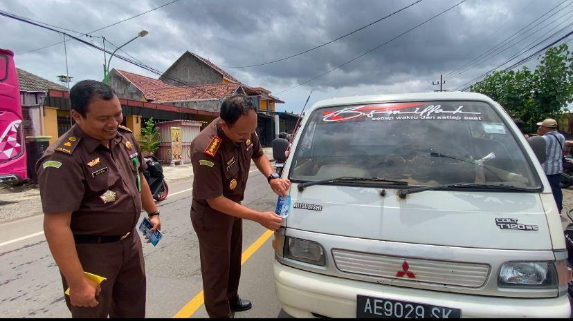 Kejari-Kabupaten-Ponorogo-bagikan-stiker-dan-cokelat-Senin-9122024.jpg