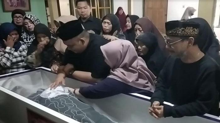 Keluarga-dan-para-pelayat-tak-kuasa-menahan-tangis-saat-melihat-jenazah-Pelawak-Srimulat-Polo.jpg
