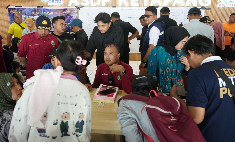 Keluarga-korban-menunggu-kabar-anggota-keluarganya.jpg
