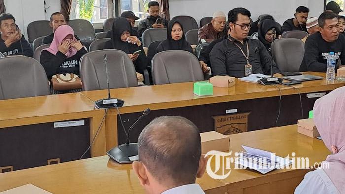 Keluarga-korban-tragedi-Kanjuruhan-melakukan-audiensi-dengan-DPRD-Kabupaten-Malang.jpg