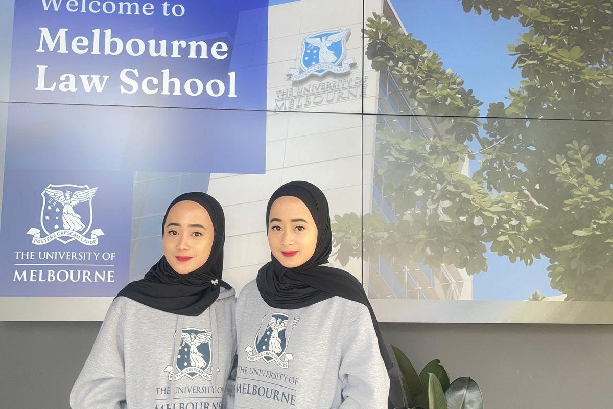 Orangtuanya Buruh Tani, Devi Desi Si Kembar Lolos LPDP ke Australia Meski Dirawat Ibu Single Parent