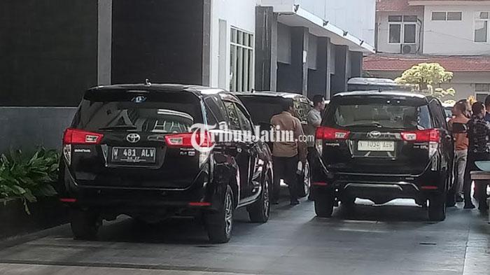Kendaraan-KPK-di-depan-pintu-masuk-Kantor-Pemkab-Lamongan-Kamis-1492023.jpg